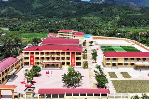 Trường vùng biên Quảng Ninh có sân bóng đá, đón học sinh sau 10 tháng thi công