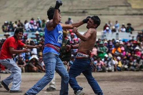Độc đáo tục cuối năm 'đánh một trận' để dẹp hết ân oán ở Peru