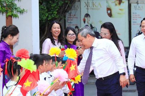 Chủ tịch UBND TP Hà Nội Vũ Đại Thắng chúc mừng năm học mới tại Trường Tiểu học Ngô Thì Nhậm
