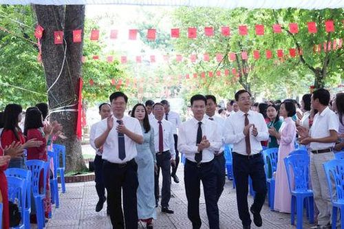Phó Chủ tịch UBND TP Hà Nội Bùi Duy Cường dự lễ khai giảng tại Trường THPT Thạch Thất
