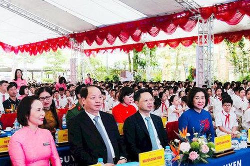 Trưởng ban Tuyên giáo Thành ủy Nguyễn Doãn Toản dự Lễ Khai giảng tại Trường THCS Nguyễn Văn Huyên
