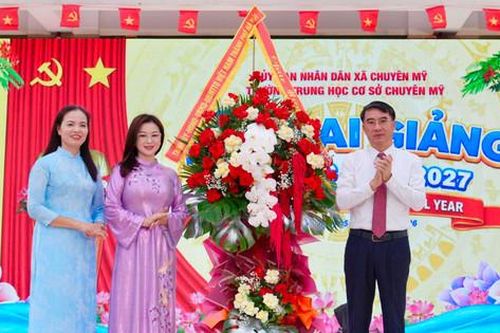 Phó Chủ tịch UBND TP Hà Nội Nguyễn Xuân Lưu dự lễ khai giảng Trường THCS Chuyên Mỹ
