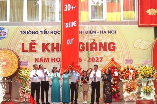 Phó Chủ tịch Thường trực UBND thành phố Dương Đức Tuấn chung vui với trường Tiểu học Đoàn Thị Điểm trong lễ khai giảng