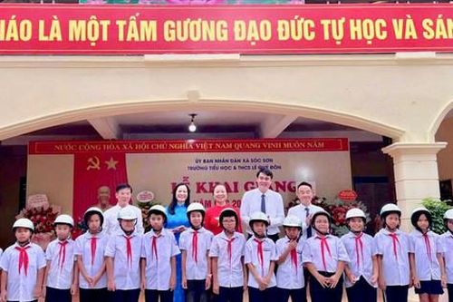 Trao tặng 300 mũ bảo hiểm cho học sinh xã Sóc Sơn