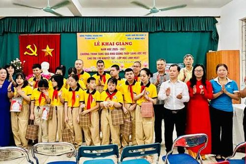 Ấm áp lễ khai giảng của những học sinh đặc biệt ở phường Hoàng Mai