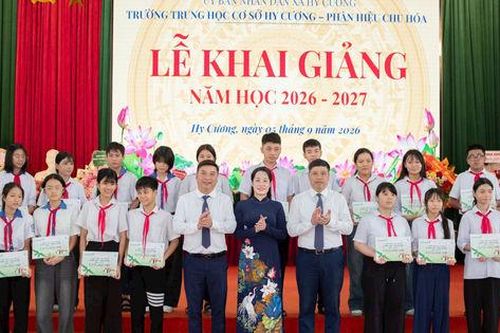 'Thư viện Xanh - Trao tri thức, vững tương lai' đến với học sinh Hy Cương