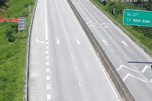 Bất chấp camera CSGT ghi hình, xe bán tải vẫn vô tư 'bám đuôi' xe lớn trên cao tốc