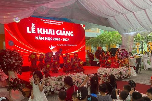 Ngày khai trường đặc biệt ở Hà Nội: 'Không sao đâu con, có cô ở đây rồi'