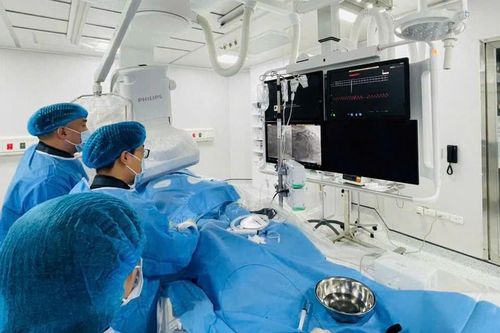 Bác sĩ ép tim suốt 35 phút cứu người đàn ông ngừng tuần hoàn, hôn mê sâu hi hữu