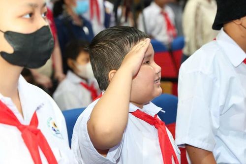 Hát cùng bệnh nhi, bác sĩ nhớ mùa khai giảng tuổi thơ