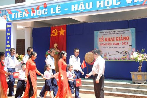 Rộn ràng khai giảng năm học mới ở Trường Sa