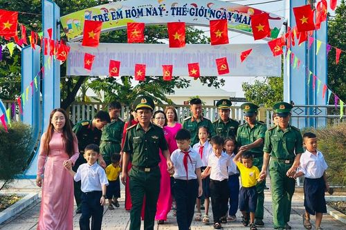Học sinh từ đảo xa đến vùng biên viễn Quảng Trị mừng ngày tựu trường