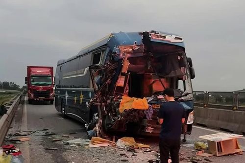 Xe khách giường nằm đâm xe đầu kéo trên cao tốc Bãi Vọt- Hàm Nghi làm 5 người bị thương