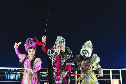 Nghe hát bội trên sông Sài Gòn
