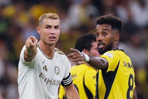 Ronaldo gây cười vì cố đọc trộm chiến thuật đối thủ