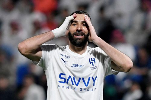 Benzema ôm 'bao tải tiền' rời Saudi Arabia