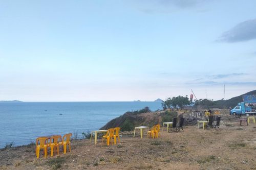 Dẹp bàn ghế ngồi ăn uống, ngắm cảnh sát mép vực ở Nha Trang