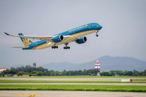 Máy bay Vietnam Airlines hạ cánh khẩn cấp cấp cứu sản phụ sinh con trên máy bay
