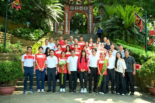 Đội tuyển Điền kinh quốc gia dâng hương tưởng niệm các vua Hùng trước khi tham dự ASIAD