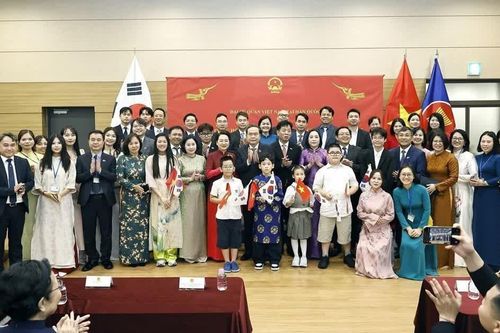[Ảnh] Chủ tịch Quốc hội và Phu nhân gặp gỡ cán bộ Đại sứ quán và cộng đồng người Việt Nam tại Hàn Quốc