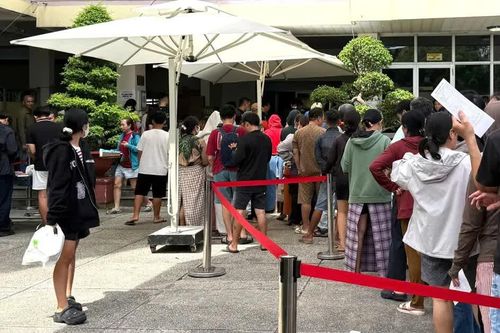 Chưa đủ bộ sách, phụ huynh xếp hàng mua từng cuốn SGK