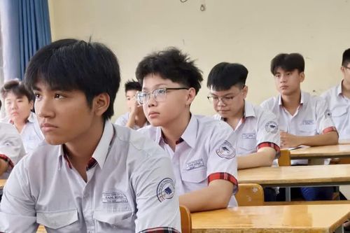 Trường học thay mới bàn ghế không phù hợp với chiều cao học sinh