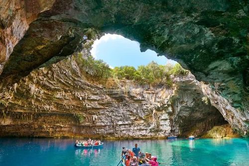 Melissani- hồ nước nằm trong hang động có 'cửa sổ' nhìn thẳng lên bầu trời