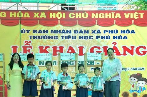 Trao quà và học bổng cho học sinh khó khăn ở An Giang