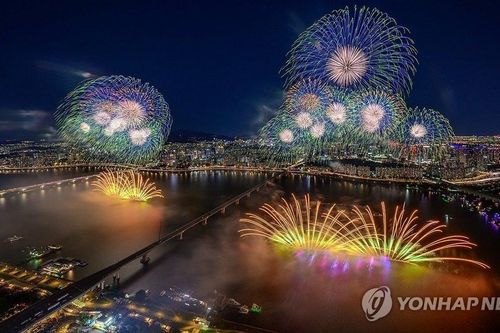 Seoul rực sáng trong đêm pháo hoa, thu hút 1 triệu khán giả
