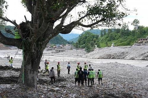 Hai người được cứu sau 10 ngày mắc kẹt trong lũ quét ở Nepal