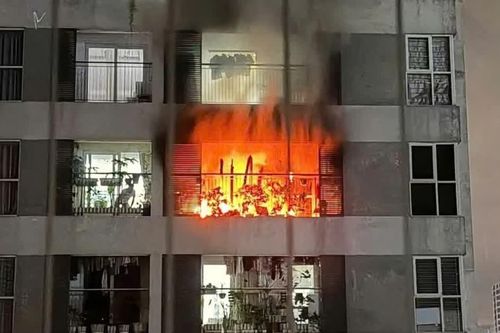 Căn hộ chung cư bốc cháy ngùn ngụt lúc rạng sáng
