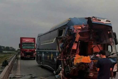 Xe đầu kéo nổ lốp, xe khách giường nằm tông đuôi trên cao tốc ở Hà Tĩnh