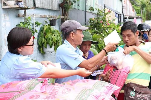Ba thế hệ chung tay làm bữa ăn 0 đồng gửi tặng người nghèo