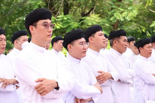 Tín đồ Cao Đài cầu siêu cho các liệt sĩ tại Công viên Lê Thị Riêng