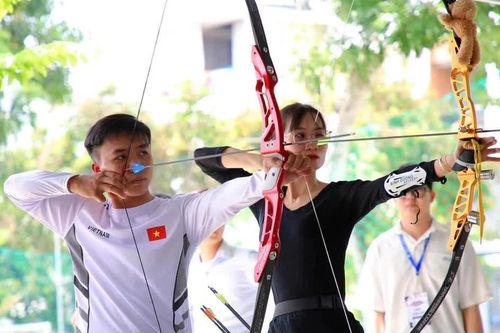 Học sinh TPHCM tập tính kiên nhẫn, kỷ luật qua học bắn cung