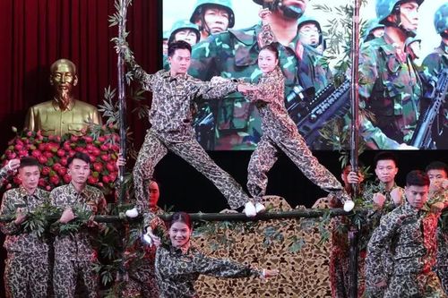 Thủ lĩnh Đoàn áo lính tranh tài