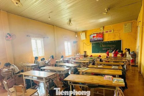 Vào năm học mới, phòng học chờ sửa, trường lấy phòng ăn làm lớp