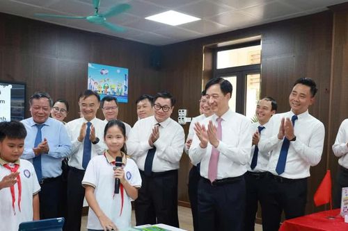 Bước ngoặt lịch sử với sự nghiệp trồng người tại xã đảo duy nhất của Thủ đô Hà Nội