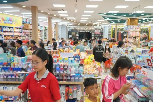 Nhà sách 'thất thủ' trước ngày khai giảng, phụ huynh chen chân mua sách, dụng cụ học tập