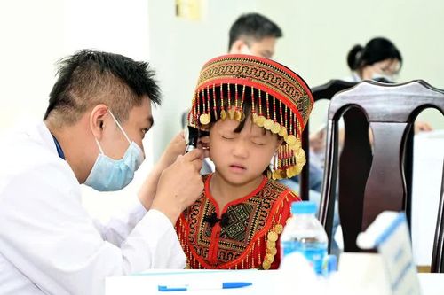 Hơn 1.000 học sinh vùng khó được khám sức khoẻ, nhận quà yêu thương dịp tựu trường