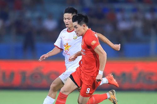 Đình Bắc tái hiện cú giật gót ở ASEAN Cup, HLV CAHN khen Trọng Hoàng