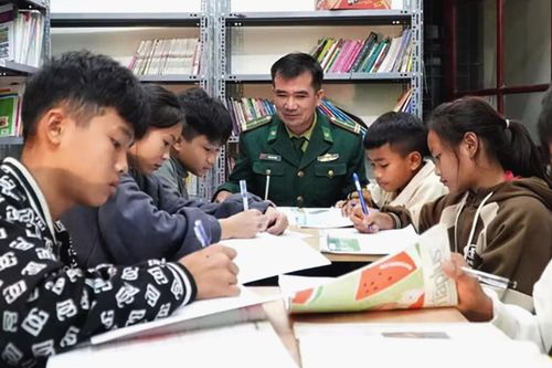 Những người lính 'giữ chân' học sinh nơi ký túc xá vùng biên