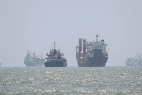 Iran nã tên lửa vào tàu sân bay, tàu khu trục Mỹ