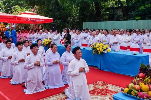 Hàng trăm tín đồ Cao Đài cầu siêu cho các anh hùng liệt sĩ tại TPHCM