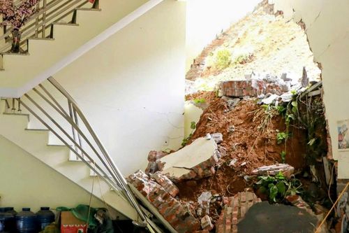 Taluy dương sạt xuống, làm sập một phần nhà dân bên Quốc lộ 3