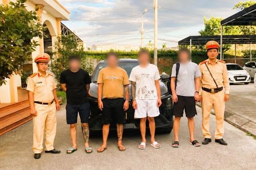 Phát hiện taxi chở người nước ngoài nghi nhập cảnh trái phép