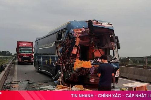 Xe khách va chạm xe đầu kéo trên cao tốc qua Hà Tĩnh, 5 người bị thương