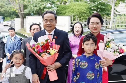 Chủ tịch Quốc hội và Phu nhân gặp gỡ cán bộ ĐSQ và cộng đồng người Việt ở Hàn Quốc