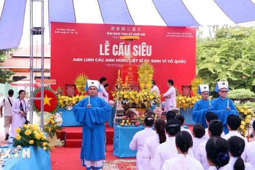 Tín hữu Cao Đài cầu siêu tưởng niệm Anh hùng liệt sỹ ở Công viên Lê Thị Riêng