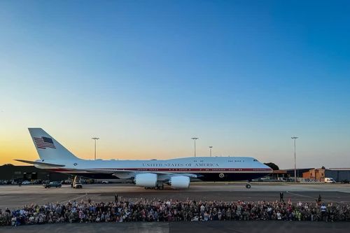Tổng thống Trump tiếp tục sử dụng chuyên cơ Qatar tặng bất chấp lo ngại an ninh